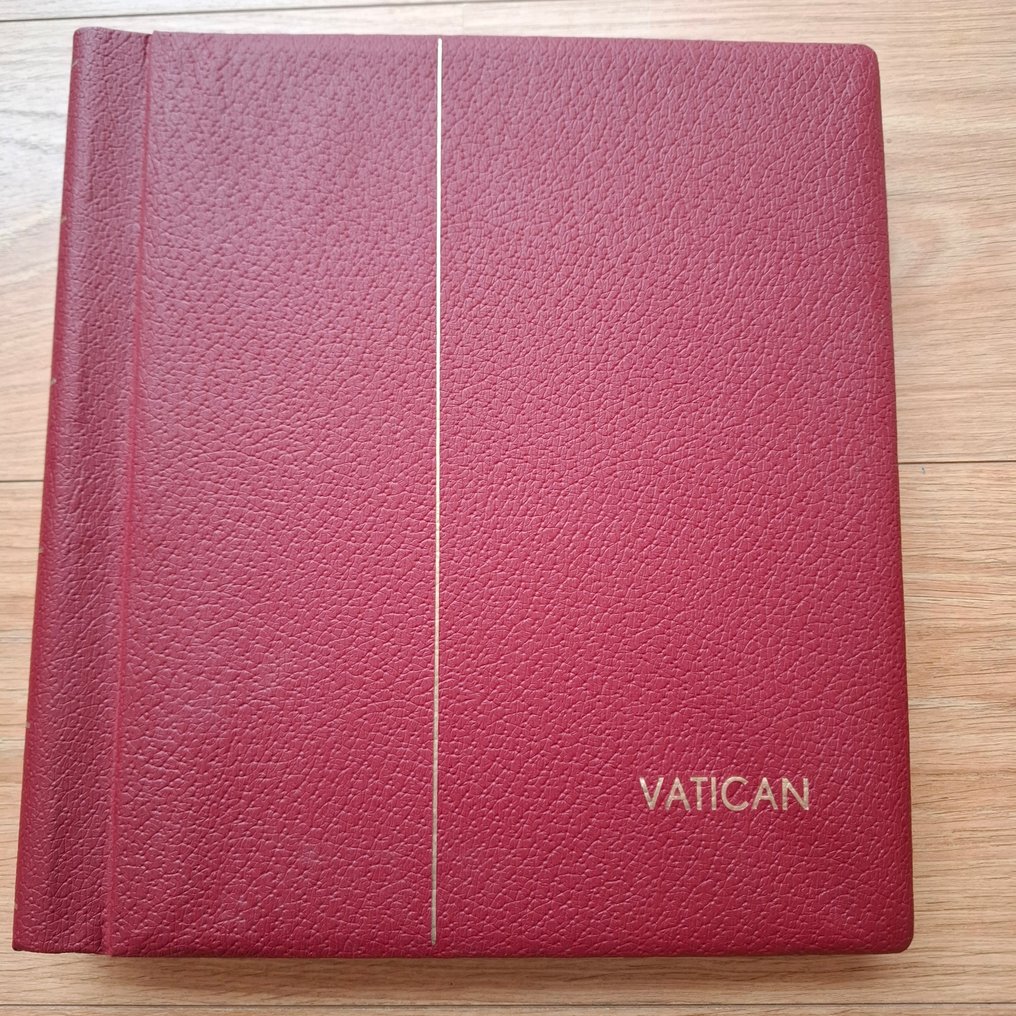 梵蒂冈城 1931/2005 - 收藏(自1950年以来几乎完整)装在2册豪华Leuchtturm Vordruck册(红色) #2.1