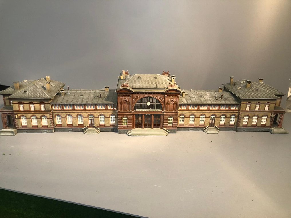 Faller H0 - 110113 - Model train buildings (1) - Bonn Railway Station - Patinated, weathered, lighting, figures, spires, attached. #1.0