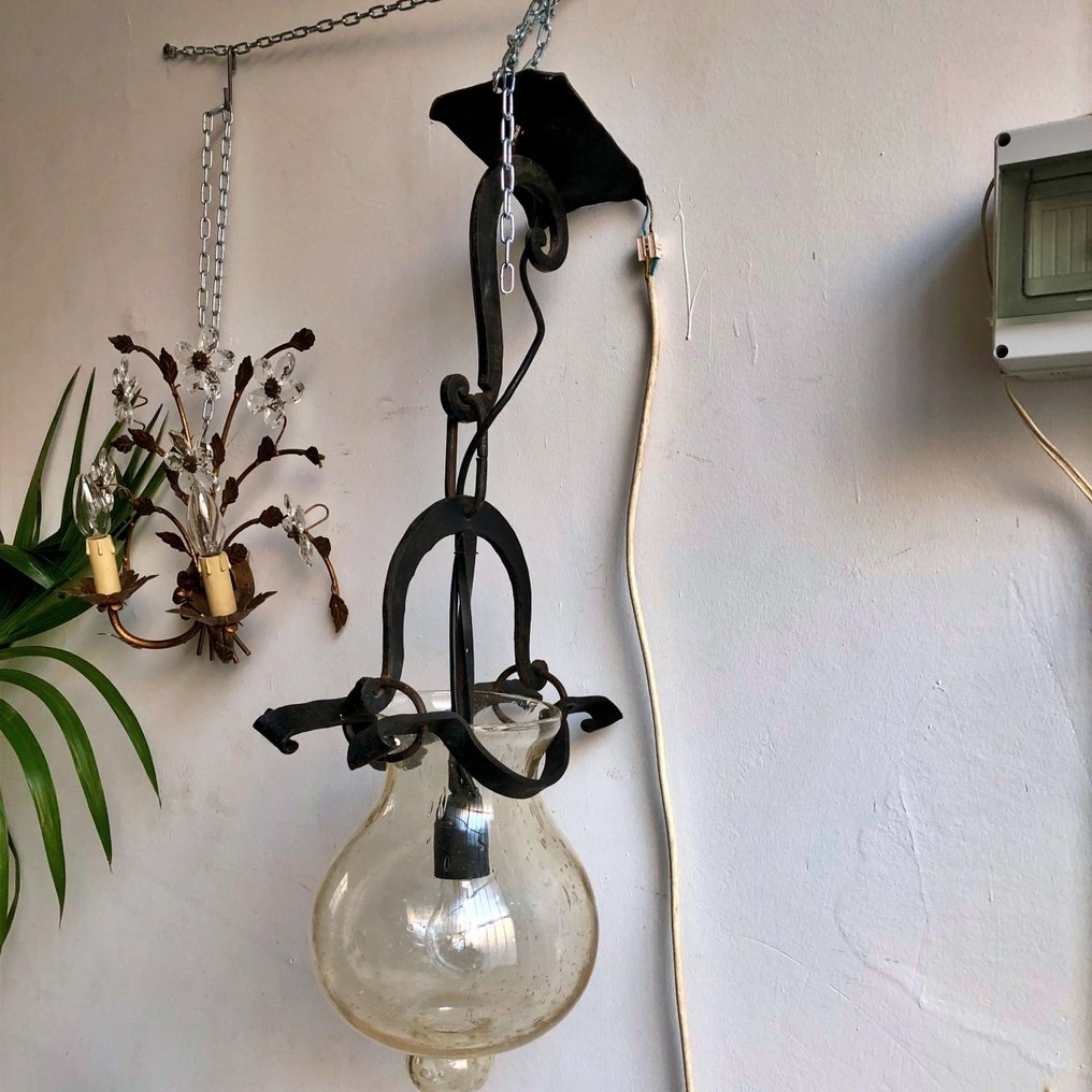 Lámpara colgante - Hierro, Vidrio - Candelabro, hecho de hierro forjado con una gran esfera de vidrio estilo Murano. #2.1