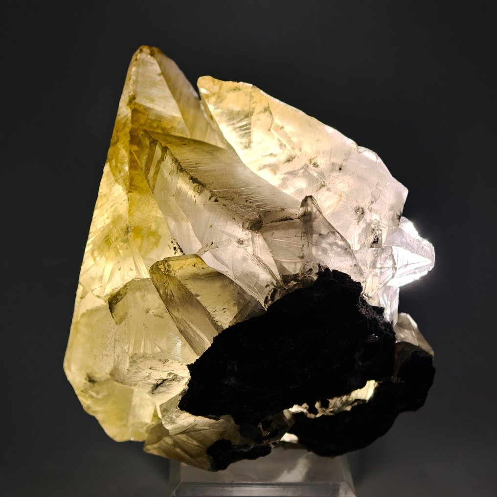 Large calcite crystals from the USA Crystals on matrix - Height: 99 mm - Width: 87 mm- 425 g #4.3