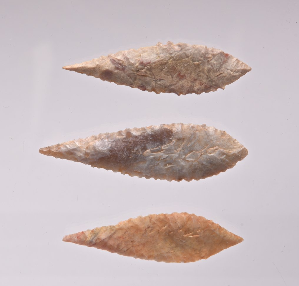 3 stora neolitiska pilspetsar vuursteen Pilhuvud (Utan reservationspris) #2.1