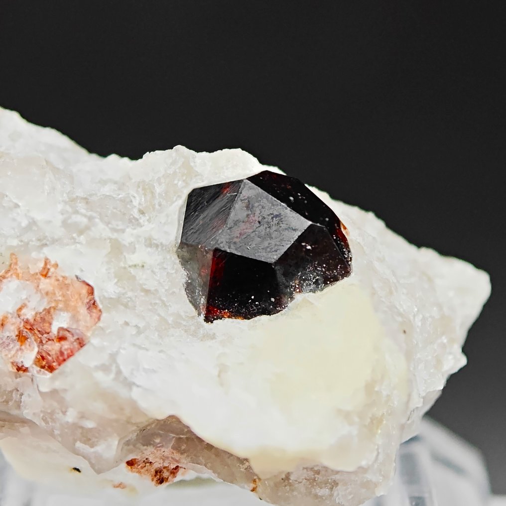 Seltenes rotes Almandin-Granat, dunkler Farbton, alpiner Stil Kristall auf Muttergestein - Höhe: 27 mm - Breite: 25 mm- 11 g #2.1