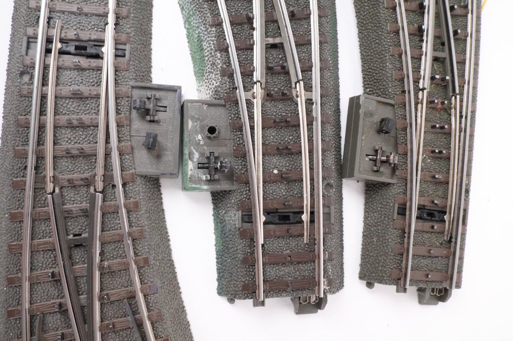 Märklin H0 - 24671/24672 - Γραμμές τρένου μοντελισμού (5) - C-rails στροφές: 3 φορές αριστερά, 2 φορές δεξιά με κίνηση και μερικά φωτιστικά. #4.3