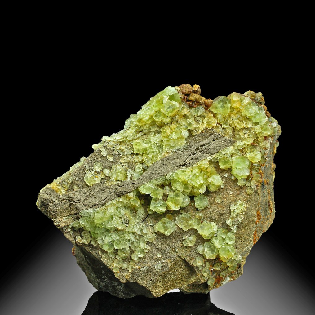 Museum-Grade Fluorite Crystals on matrix - Height: 23 cm - Width: 8 cm- 2.72 kg #2.1