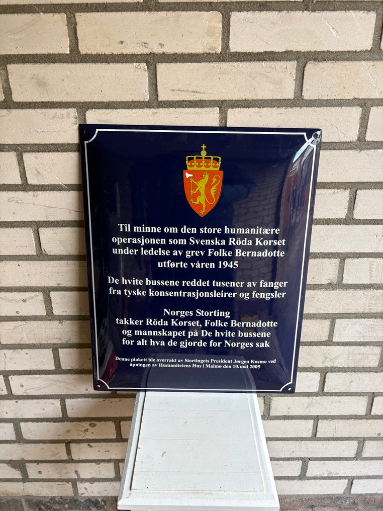 Cartellone pubblicitario in smalto - Noors herdenkingsbord – “De Witte Bussen 1945” – Storting / Rode Kruis – 2005 – officieel plaquette - Piatto smaltato - Smalto #1.0