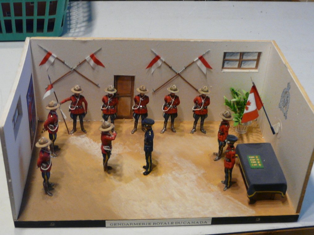 主题收藏系列 - 模型“加拿大皇家宪兵队” 54 毫米,尺寸 28 x 17 x 高 12 厘米,重 850 克,铅 ?? 塑料 ?? - L LAUBIE #1.0