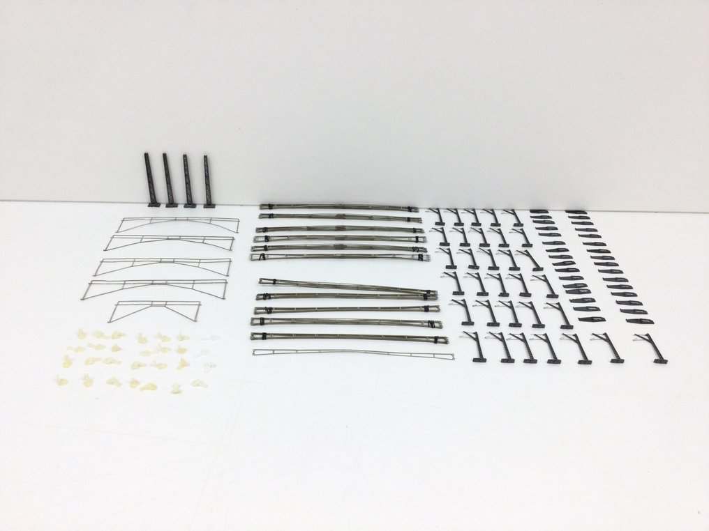 Märklin Z - 8911/8914/8922/8923/8924/8925 - Catenary (125) - 125-piece overhead line package components (including 32 masts and 4 portal masts) #1.0