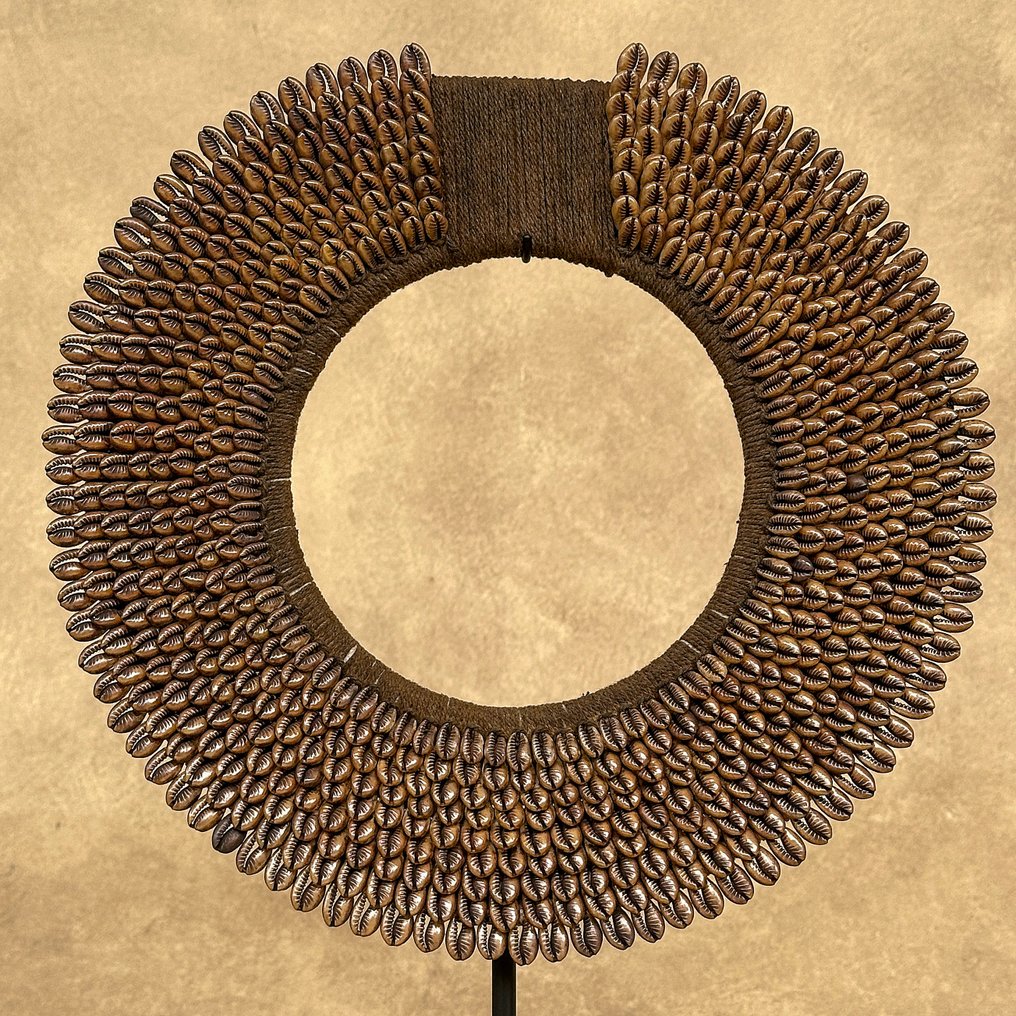 Διακοσμητικό στολίδι (2) - NO RESERVE PRICE - Stunning Pair of caramel coloured tolai necklaces on custom stands - Παπούα Νέα Γουινέα #4.3