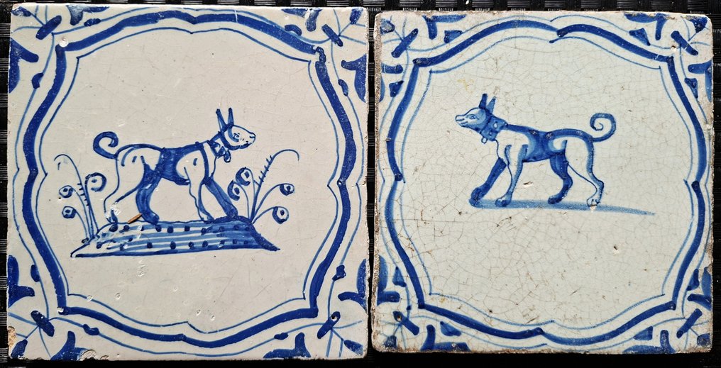 Piastrella - 2 antiche piastrelle Delft blu con cani con collare. - 1600-1650 #3.2
