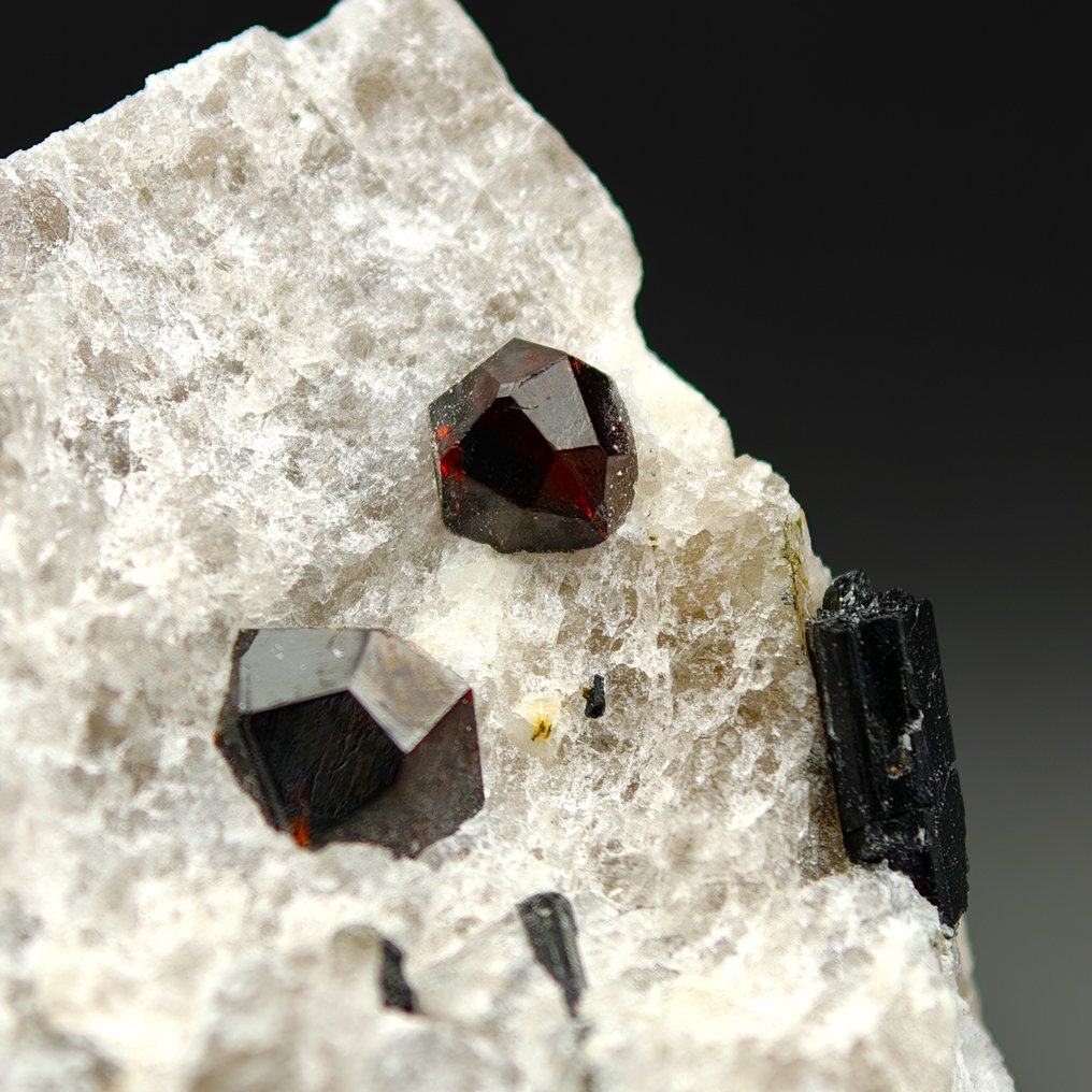 Raro GRANATO ALMANDINO ROSSO e TORMALINA, ALPINO Cristallo su matrice - Altezza: 61 mm - Larghezza: 55 mm- 142 g #1.0