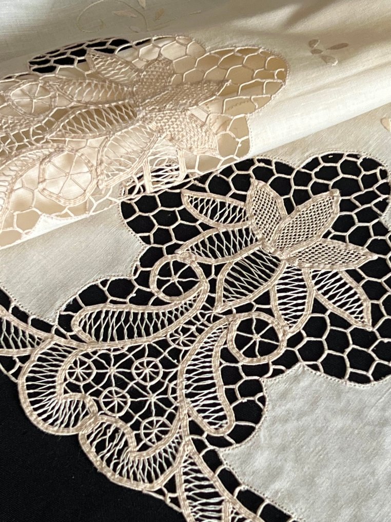 Mantel mit Hexen-Spitzen bestickt, wunderschöne Handarbeit einer Spitzenmacherin. - Tischtuch - 270 cm - 180 cm #1.0