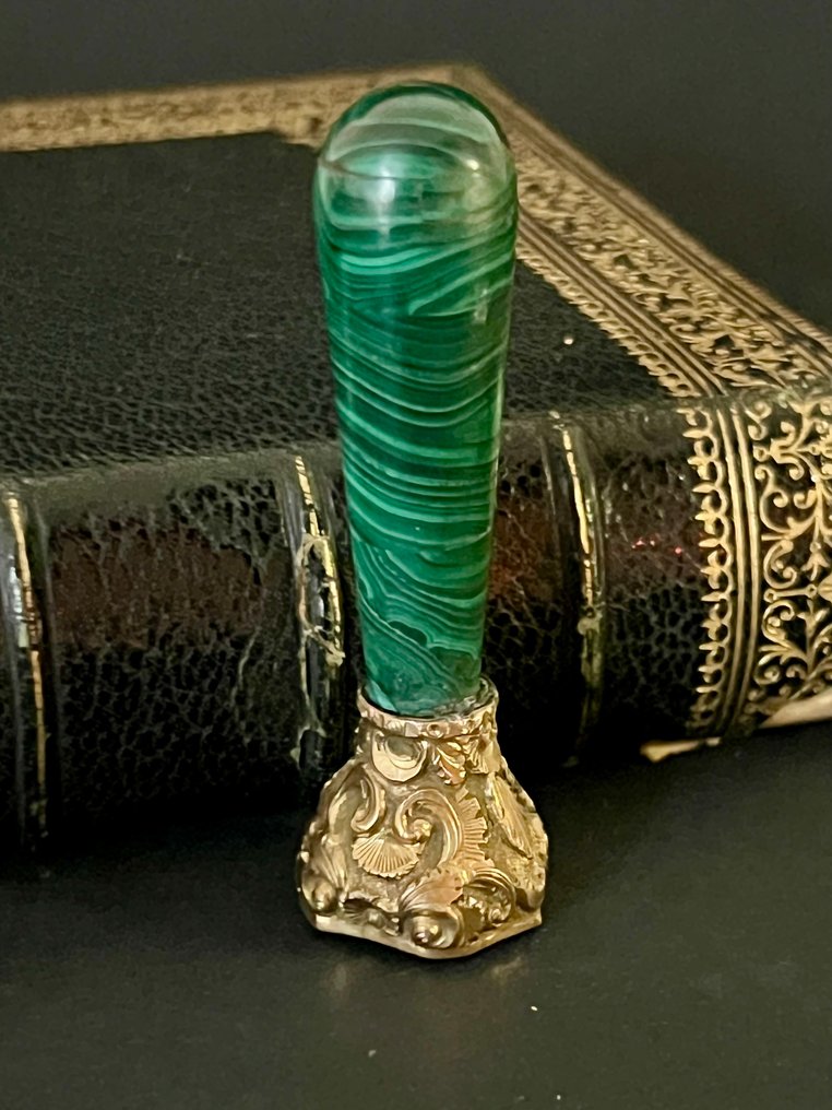 法国贵族阶层 黄铜色, 孔雀石 贵族气质的孔雀石 - 6.5 cm #1.0