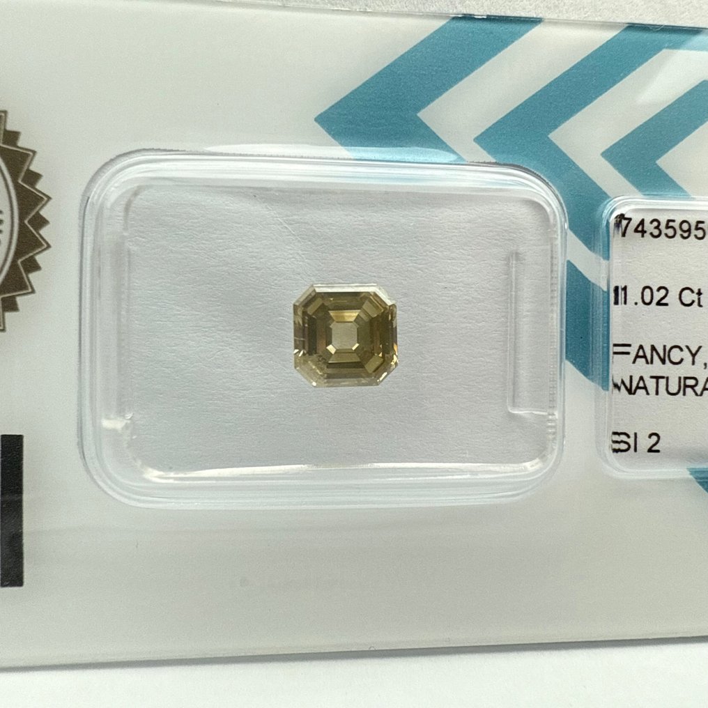 沒有保留價 - 1 pcs 鑽石  (天然彩色)  - 1.02 ct - 方形 - Fancy deep 淡褐色, 淡綠色 黃色 - SI2 - 國際寶石學院（International Gemological Institute (IGI)） #3.2