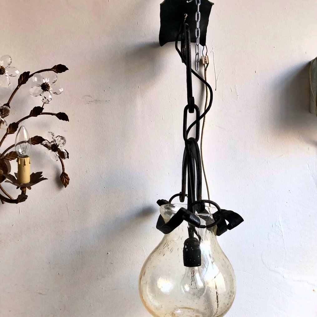Lámpara colgante - Hierro, Vidrio - Candelabro, hecho de hierro forjado con una gran esfera de vidrio estilo Murano. #1.0