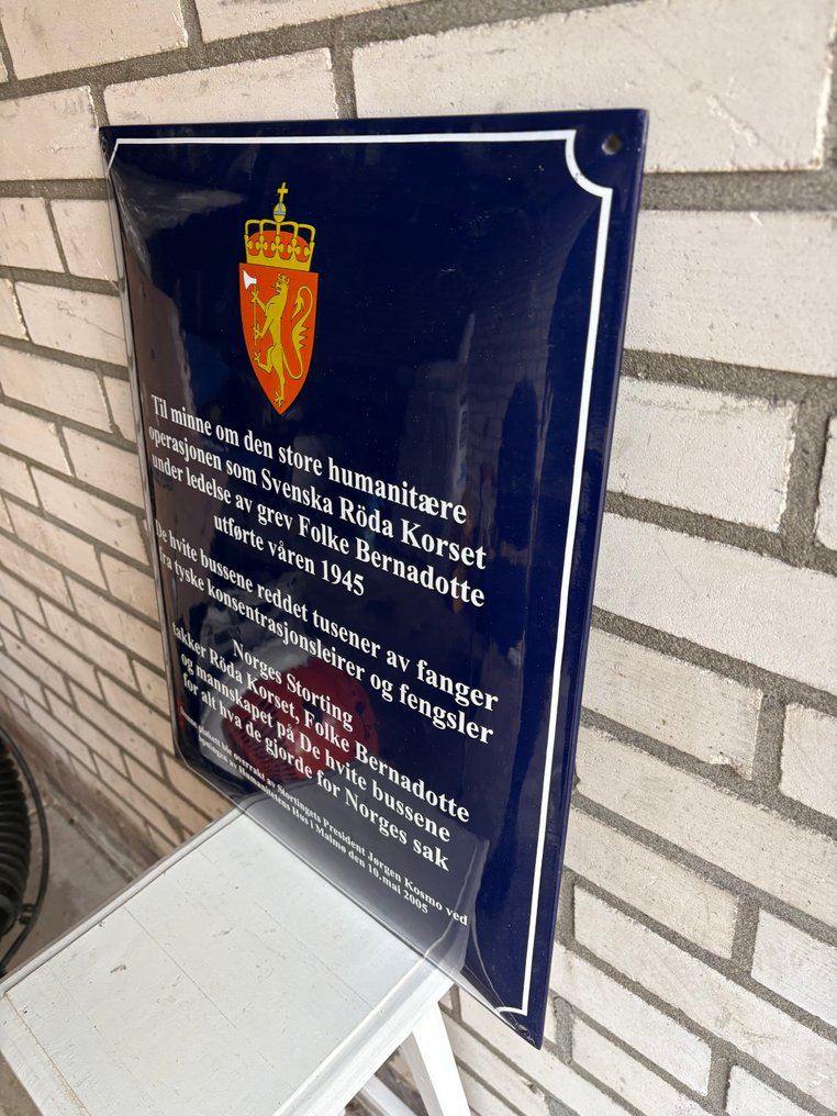 Cartellone pubblicitario in smalto - Noors herdenkingsbord – “De Witte Bussen 1945” – Storting / Rode Kruis – 2005 – officieel plaquette - Piatto smaltato - Smalto #1.0