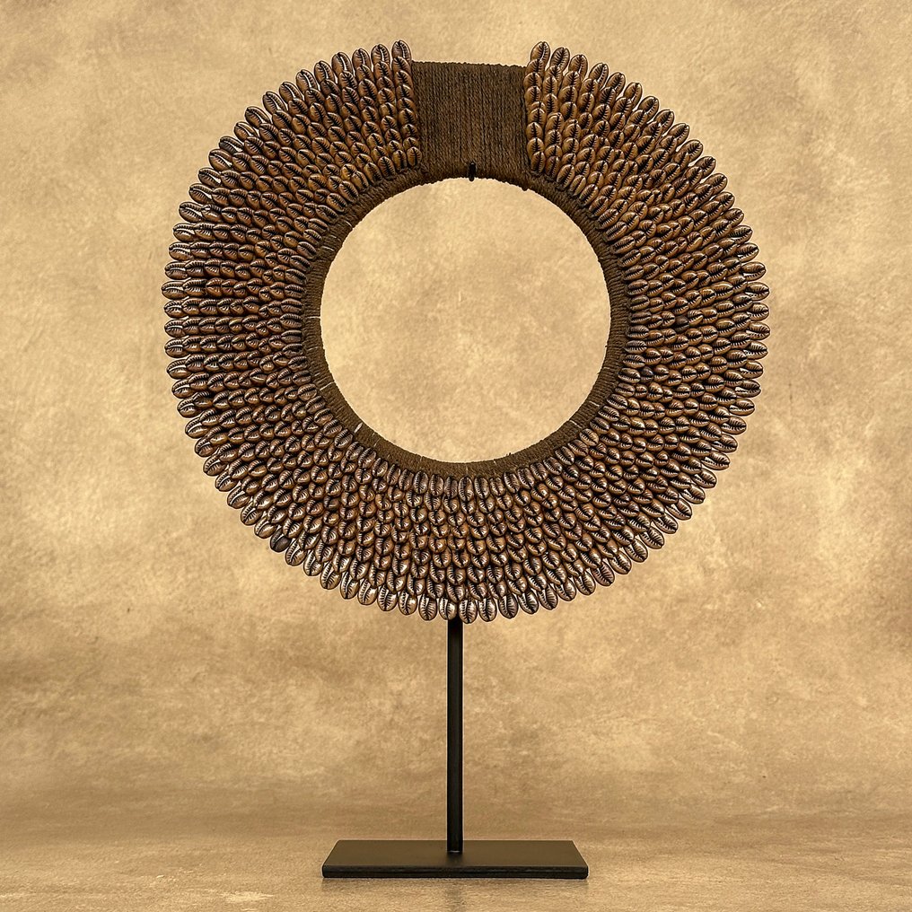 Διακοσμητικό στολίδι (2) - NO RESERVE PRICE - Stunning Pair of caramel coloured tolai necklaces on custom stands - Παπούα Νέα Γουινέα #3.2