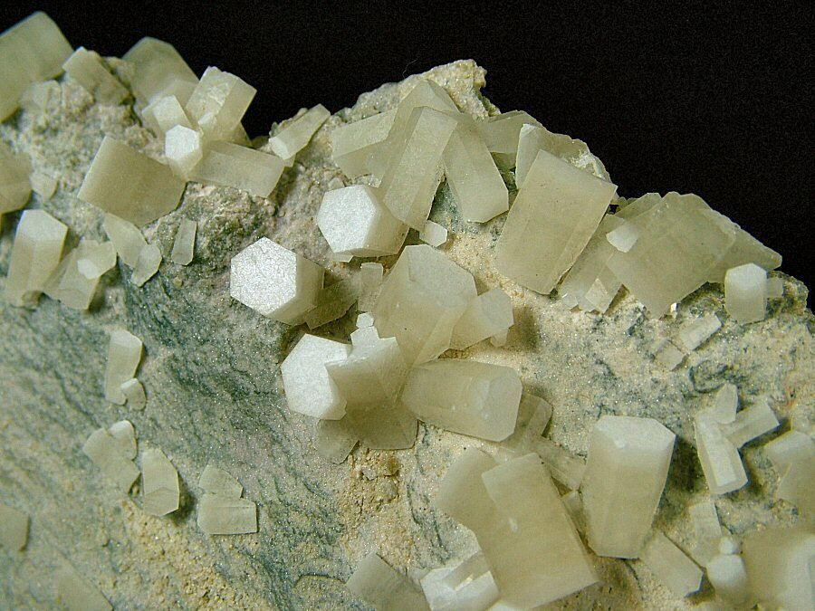 CW1865 Bellissima Calcite Crystals on matrix - Height: 81 mm - Width: 125 mm- 426 g - (1) #1.0