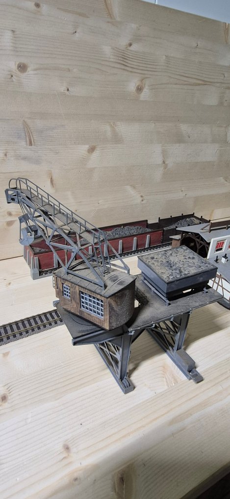 Kibri H0轨 - 模型火车建筑物 (3) - 一套模块化模塑景观件，包括一个煤炭装载起重机、煤炭储存仓，以及覆盖物。 #1.0