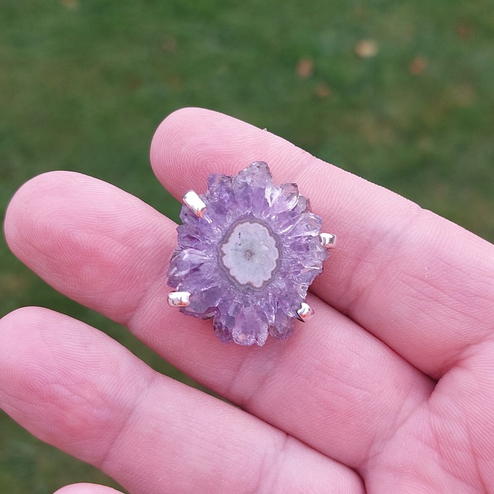 Anello raro in ametista a forma di fiore. Creazione artigianale in argento 925. Un pezzo unico che unisce bellezza minerale e dolcezza energetica.- 12 g #4.3