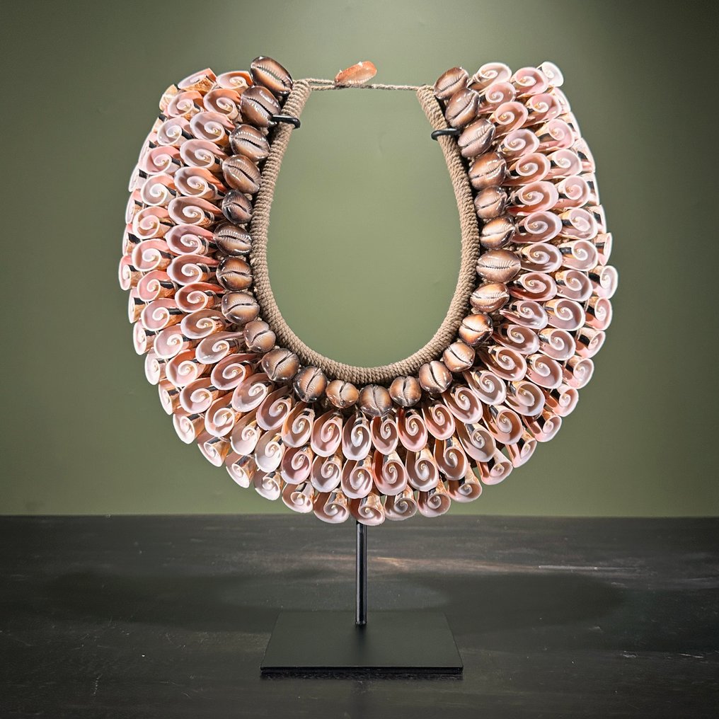 装饰饰品 - NO RESERVE PRICE - SN6 - Decorative Shell Necklace on a custom stand - 巴布亚新几内亚 #2.1