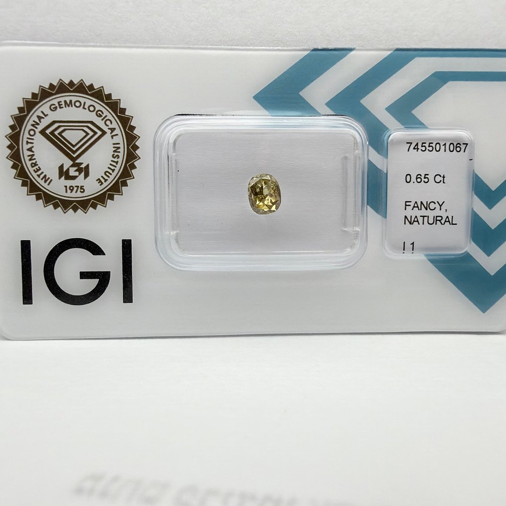 没有保留价 - 1 pcs 钻石 (天然色彩的) - 0.65 ct - 枕形 - Fancy 稍帶綠色的 黄色 - I1 内含一级 - 国际宝石研究院(IGI) #4.3