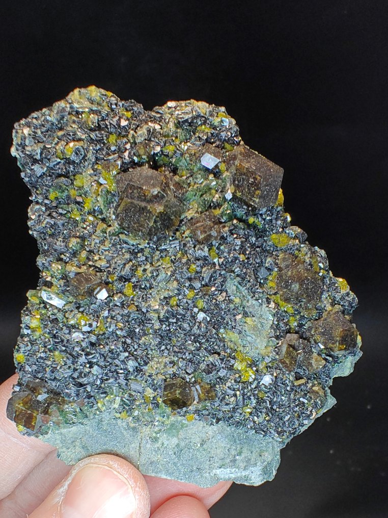 Andradite Epidote Crystals on matrix - Height: 8 cm - Width: 7 cm- 180 g #1.0