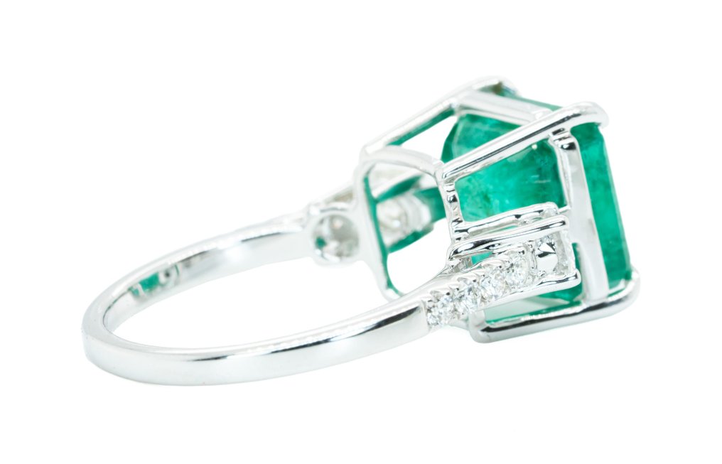 Ring - 14 kt Weißgold, Tief bläulich-grün (Sambia) - 6.47ct. tw. Smaragd - Diamant - 0.55.ct - SI-VS #3.2