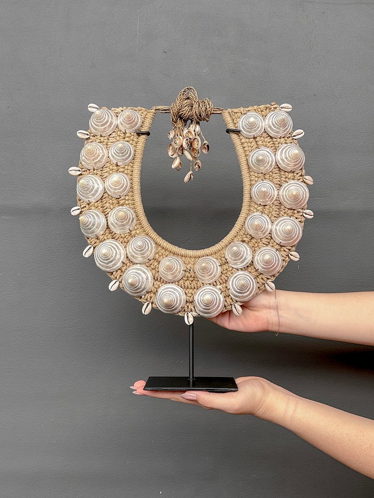 Ornament decorativ - NO RESERVE PRICE - SN13 - Decorative shell necklace on a custom stand - Papua Noua Guinee #1.0