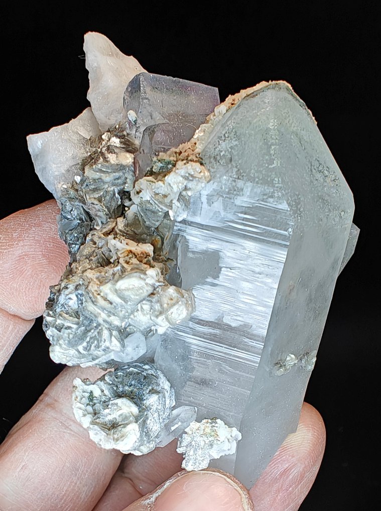 Fluorite Verdant crystal on quartz - Height: 9 cm - Width: 7 cm- 180 g #3.2