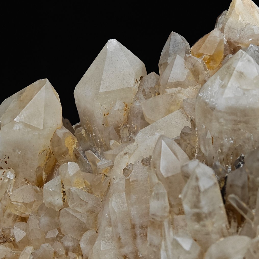 QUARZI GIALLI ALPINI, STORT og ESTETISK Krystaller i indlejring - Høyde: 134 mm - Bredde: 113 mm- 1.07 kg #1.0