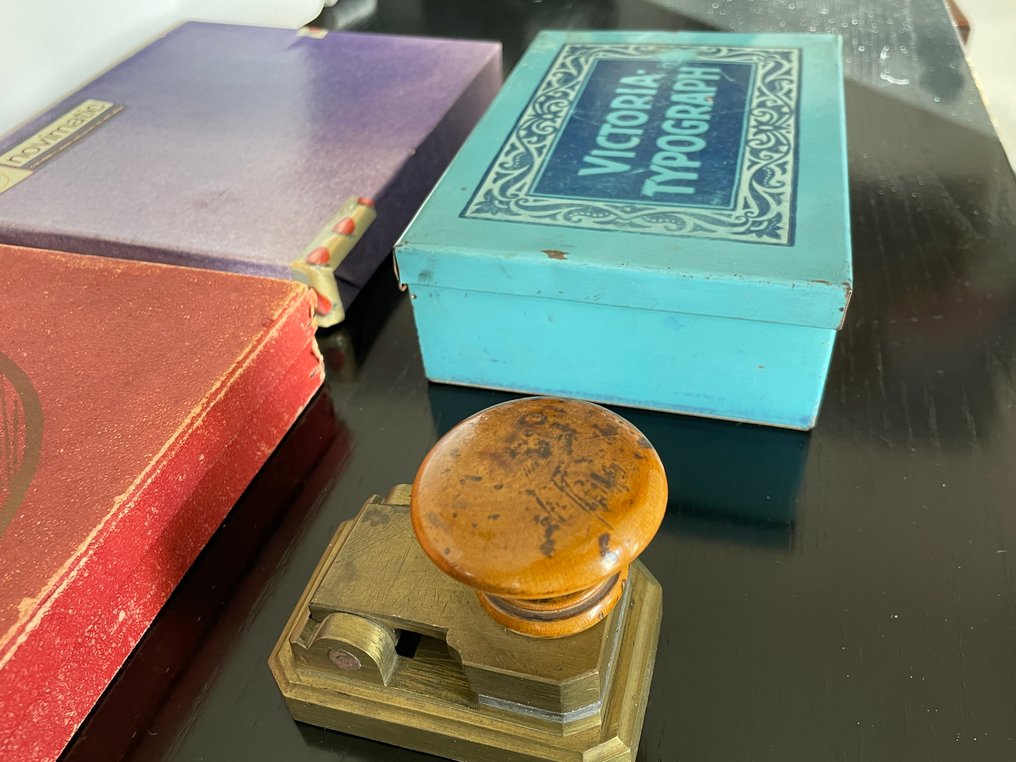 主題系列 - 3个可组合印章盒和1个压印章。 #2.1