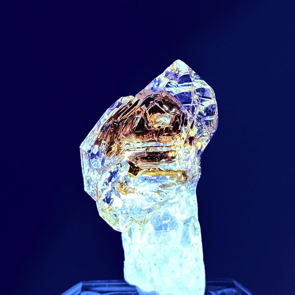 FLUORESCENT QUARTZ SCETTRO with PETROLEUM, Super rare Crystals on matrix - Height: 35 mm - Width: 20 mm- 9 g #2.1