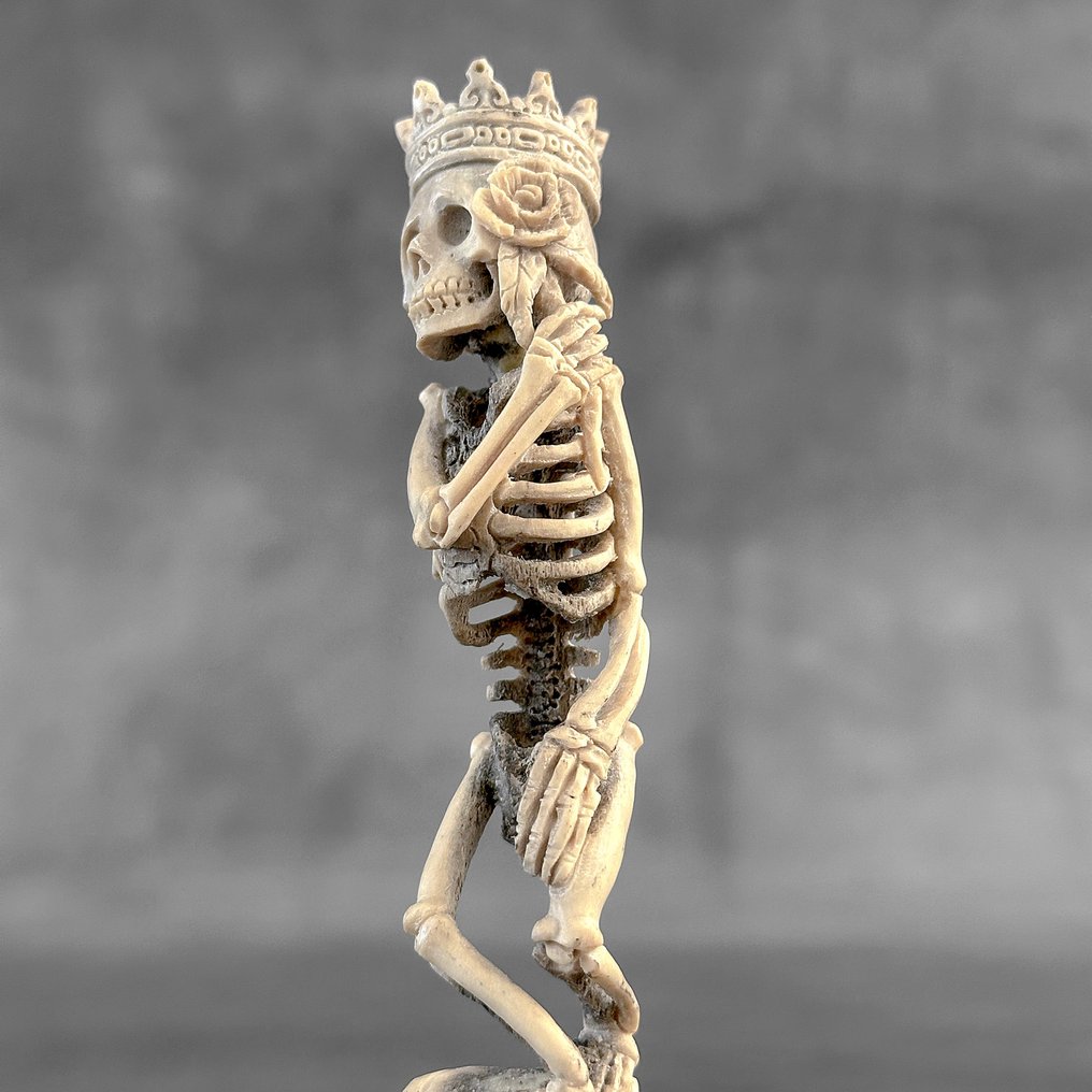雕刻, NO RESERVE PRICE - A King Skeleton Carving from a Deer Antler on a custom stand - 16 cm - Deer Antler - 2025 #4.3