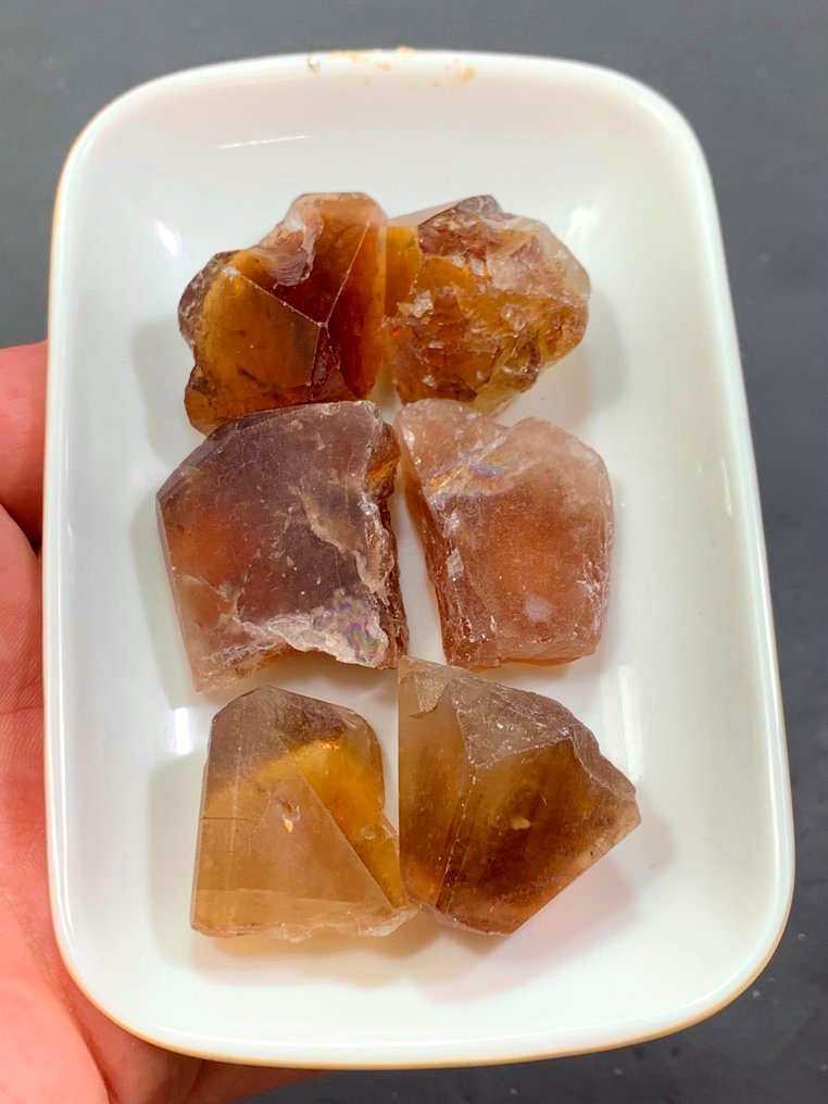 Topas store krystaller, seks stykker, til salgs for smykkemakere. Honningbrun farge, 815 karat. Krystaller- 163 g - (6) #4.3