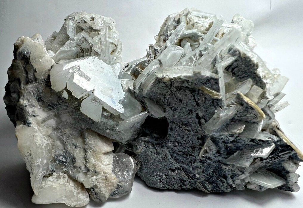 Terminated Aquamarine & Alkali Beryl Crystals on matrix - Height: 52 mm - Width: 54 mm- 260 g #1.0