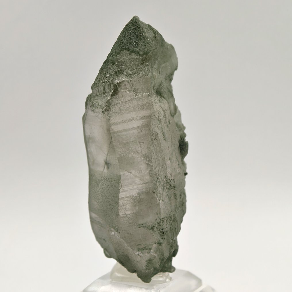 Particular de quartzo com clorite verde, Suíça. Cristais sob matriz - Altura: 88 mm - Largura: 35 mm- 126 g #3.2