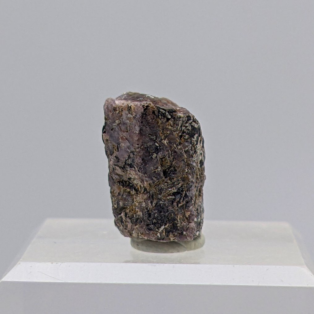Sapphire with biotite, violet crystal, and hexagonal shape. Crystals on matrix - Height: 20 mm - Width: 13 mm- 8 g #4.3