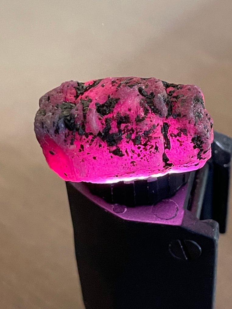 红宝石 惊艳的红宝石！卓越的颜色。116克拉，缅甸百分之百天然六角形红宝石。 - 高度: 30 mm - 宽度: 20 mm- 23.2 g #2.1