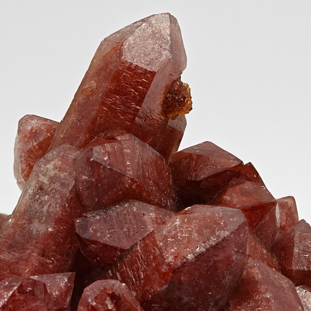 Blodrød hematitkvarts, elegant Krystaller i indlejring - Højde: 58 mm - Bredde: 42 mm- 62 g - (1) #1.0