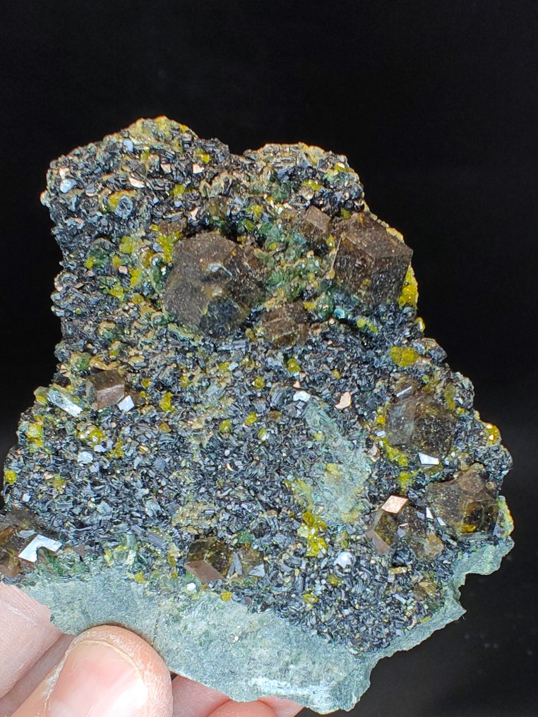 Andradite Epidote Crystals on matrix - Height: 8 cm - Width: 7 cm- 180 g #3.2