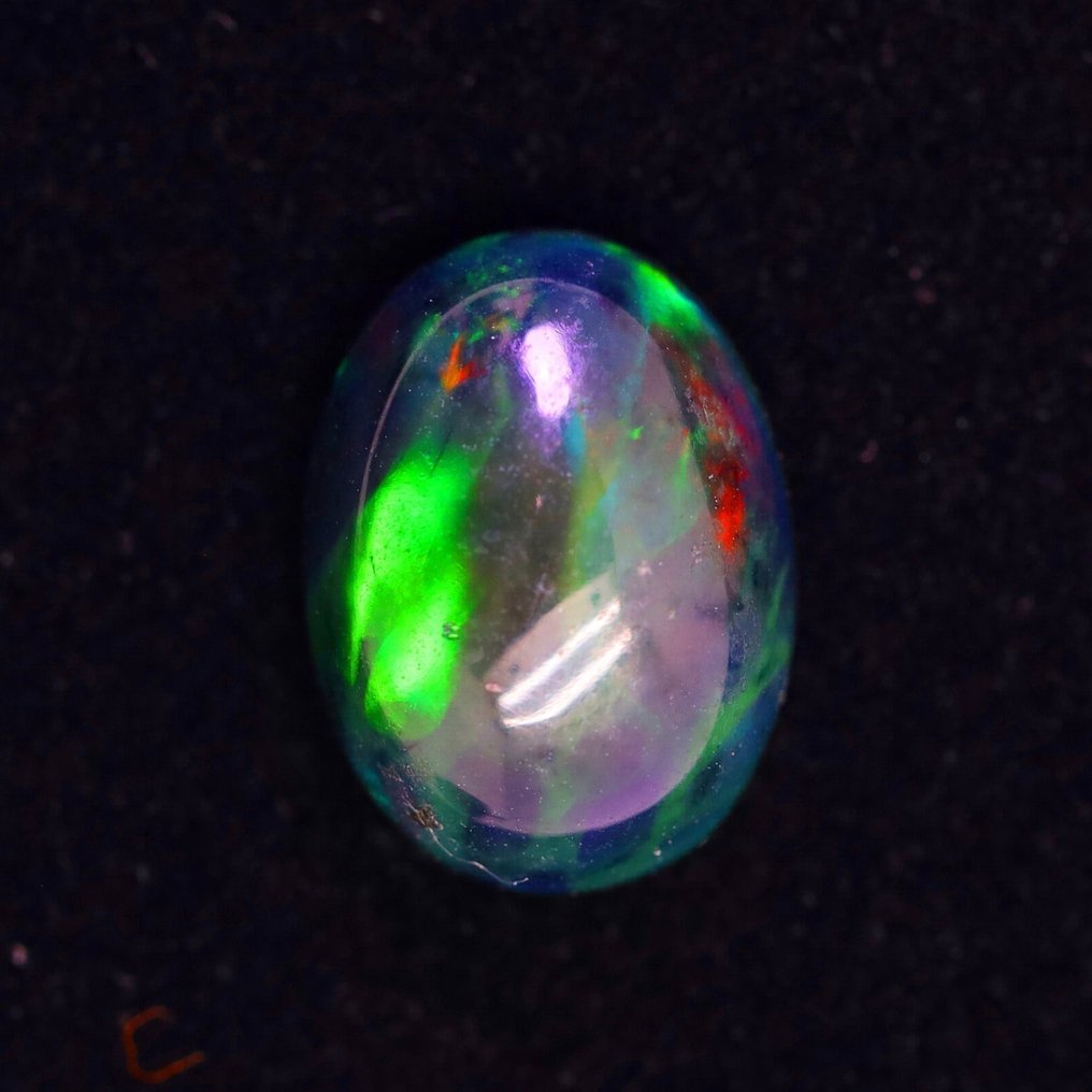 2.84 克拉最纯净的Welo Opal（带烟熏色）来自埃塞俄比亚，展现迷人的彩虹色彩效果 弧面形- 0.56 g #1.0