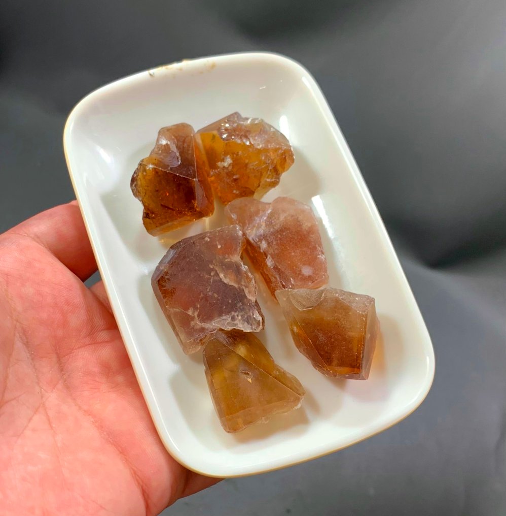 Topas store krystaller, seks stykker, til salgs for smykkemakere. Honningbrun farge, 815 karat. Krystaller- 163 g - (6) #1.0