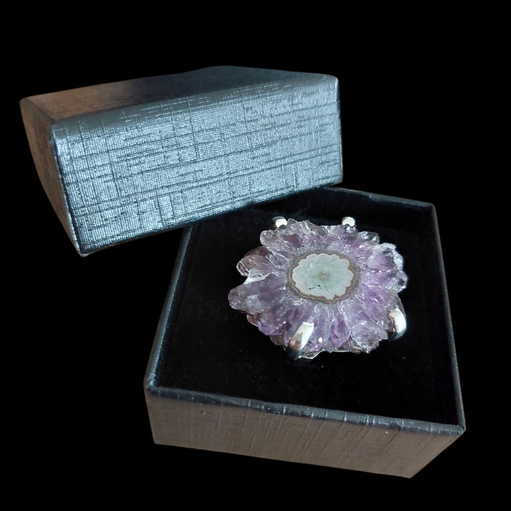 Anello raro in ametista a forma di fiore. Creazione artigianale in argento 925. Un pezzo unico che unisce bellezza minerale e dolcezza energetica.- 12 g #2.1