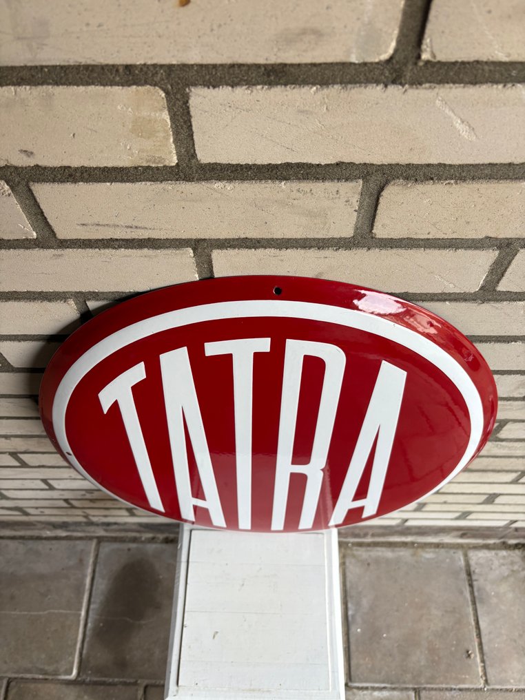 Πινακίδα διαφήμισης με επίστρωση email. - Rond emaille bord – TATRA – Tsjechisch automerk & vrachtwagenfabrikant – Klassiek rood/wit logo – - Εμαγιέ πινακίδα - Σμάλτο #4.3