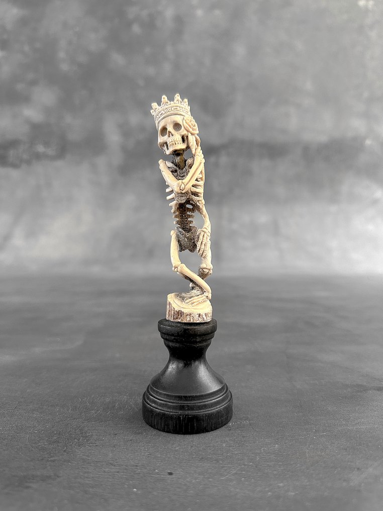 雕刻, NO RESERVE PRICE - A King Skeleton Carving from a Deer Antler on a custom stand - 16 cm - Deer Antler - 2025 #2.1