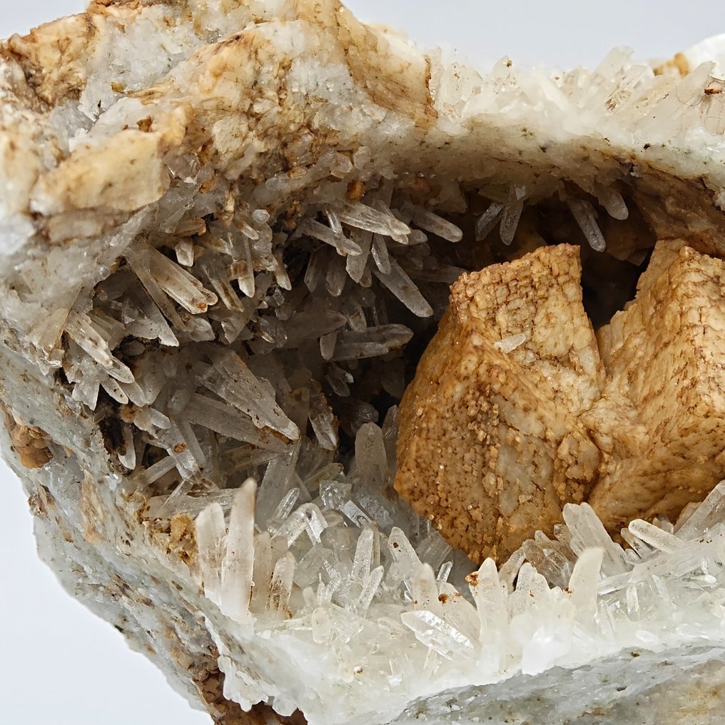 ΓΕΩΔΗΣ, ΚΟΥΑΡΖΙ με ΕΝΟΡΜΙΟ ΔΟΛΟΜΙΤΕ, Αλπικό, Ιταλία Γαιώδης - Ύψος: 111 mm - Πλάτος: 76 mm- 468 g #4.3