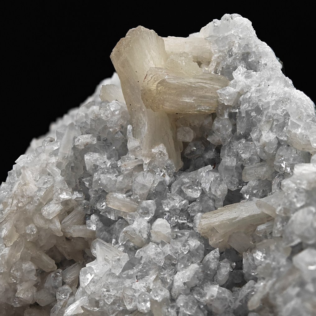 Grossa APOFILLITE 与 STILBITE ROSA,具有多个晶体 矩陣晶體 - 高度: 146 mm - 闊度: 81 mm- 649 g #1.0