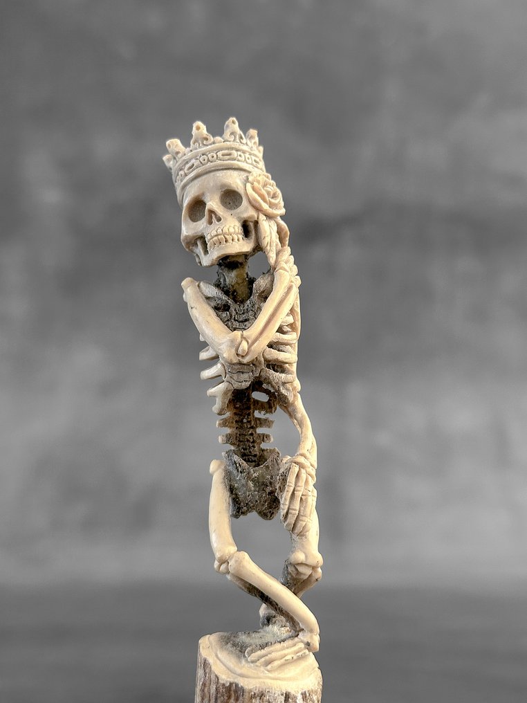 雕刻, NO RESERVE PRICE - A King Skeleton Carving from a Deer Antler on a custom stand - 16 cm - Deer Antler - 2025 #1.0