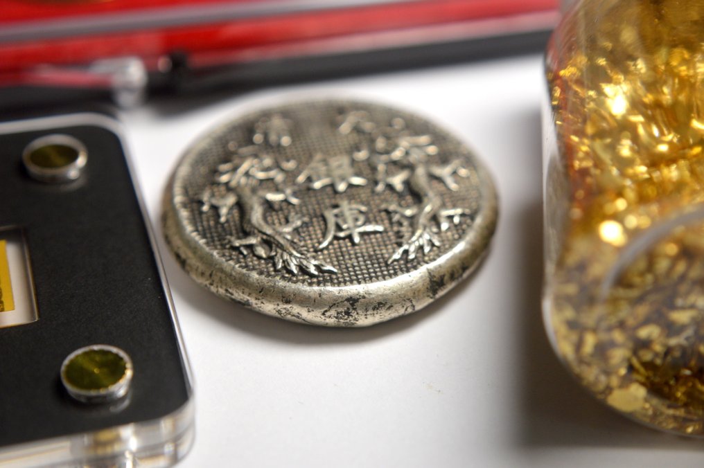 Tyskland, Luxemburg, Kina. Medal 10 Euro Note 1/500oz (.999 gold) + Luxembourg 2002 Euro Year Set + Gold-filled nuggets + Chinese  (Utan reservationspris) #3.2