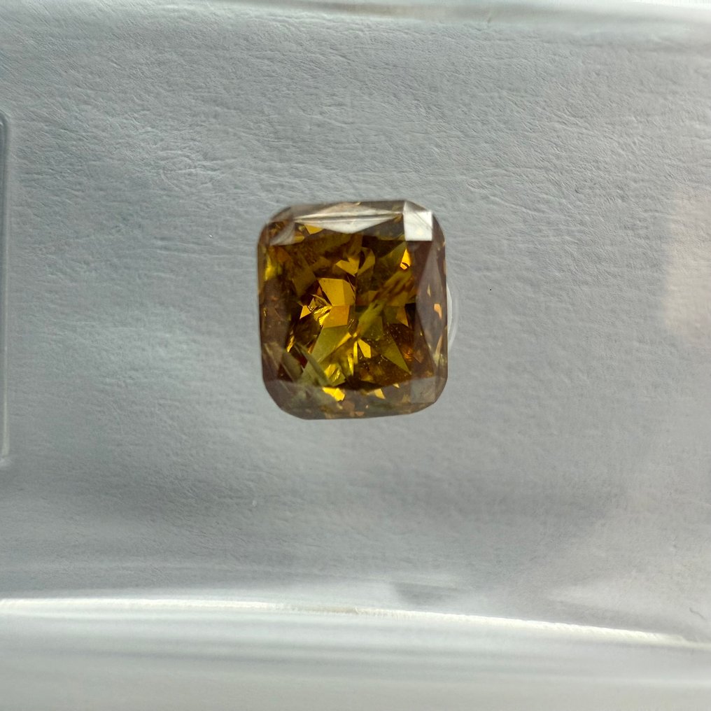 No Reserve Price - 1 pcs Diamond  (Natural coloured)  - 0.71 ct - Cushion - Fancy deep Yellow Orange - I1 - International Gemological Institute (IGI) #1.0